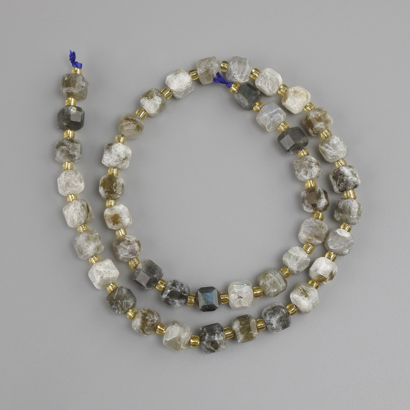 Labradorite beads, faceted cube, diameter 7×7 mm ± seed beads 3 mm ±, length 38 cm ± on a string