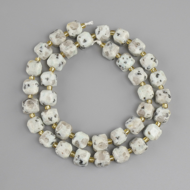 Jasper beads Kiwi, faceted cube, diameter 8x8mm± seed beads 3mm+- length 39cm± on a thread