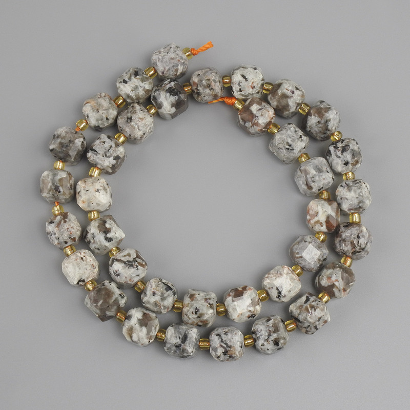 Yoperlite beads faceted cube, diameter 8x8mm ±, bead 3mm ±, length 38cm ± on a thread